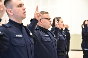 Policjanci i zaproszeni goście podczas uroczystego ślubowania i wręczenia odznaczeń