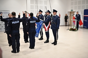 Policjanci i zaproszeni goście podczas uroczystego ślubowania i wręczenia odznaczeń