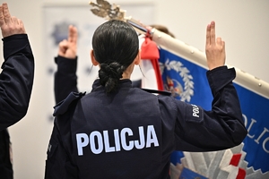 Policjanci i zaproszeni goście podczas uroczystego ślubowania i wręczenia odznaczeń