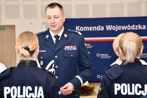 Policjanci i zaproszeni goście podczas uroczystego ślubowania i wręczenia odznaczeń