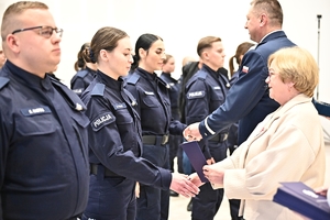 Policjanci i zaproszeni goście podczas uroczystego ślubowania i wręczenia odznaczeń