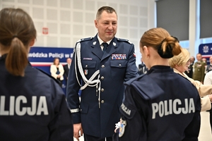 Policjanci i zaproszeni goście podczas uroczystego ślubowania i wręczenia odznaczeń