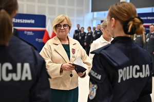 Policjanci i zaproszeni goście podczas uroczystego ślubowania i wręczenia odznaczeń