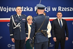 Policjanci i zaproszeni goście podczas uroczystego ślubowania i wręczenia odznaczeń
