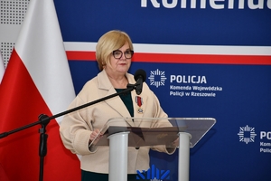 Policjanci i zaproszeni goście podczas uroczystego ślubowania i wręczenia odznaczeń