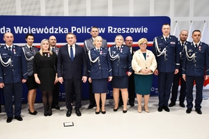 Policjanci i zaproszeni goście podczas uroczystego ślubowania i wręczenia odznaczeń
