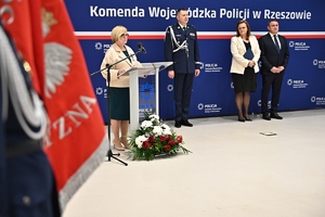 Policjanci i zaproszeni goście podczas uroczystego ślubowania i wręczenia odznaczeń