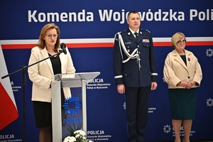 Policjanci i zaproszeni goście podczas uroczystego ślubowania i wręczenia odznaczeń