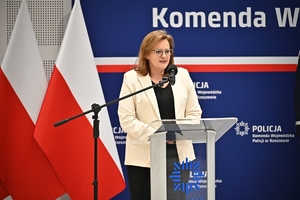 Policjanci i zaproszeni goście podczas uroczystego ślubowania i wręczenia odznaczeń