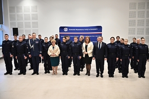 Policjanci i zaproszeni goście podczas uroczystego ślubowania i wręczenia odznaczeń