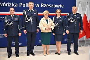 Policjanci i zaproszeni goście podczas uroczystego ślubowania i wręczenia odznaczeń