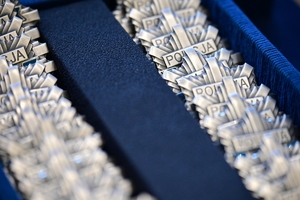 Policjanci i zaproszeni goście podczas uroczystego ślubowania i wręczenia odznaczeń