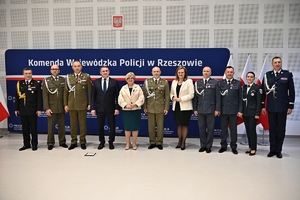 Policjanci i zaproszeni goście podczas uroczystego ślubowania i wręczenia odznaczeń