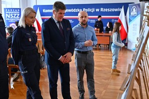 Uczestnicy konkursu oraz funkcjonariusze podczas wręczenia nagród