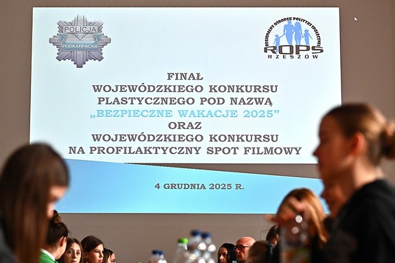 Uczestnicy konkursu oraz funkcjonariusze podczas wręczenia nagród