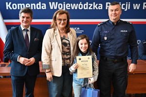 Uczestnicy konkursu oraz funkcjonariusze podczas wręczenia nagród