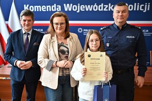 Uczestnicy konkursu oraz funkcjonariusze podczas wręczenia nagród