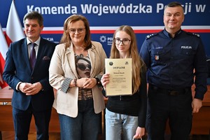 Uczestnicy konkursu oraz funkcjonariusze podczas wręczenia nagród