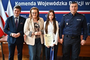 Uczestnicy konkursu oraz funkcjonariusze podczas wręczenia nagród