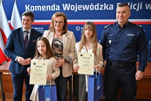Uczestnicy konkursu oraz funkcjonariusze podczas wręczenia nagród