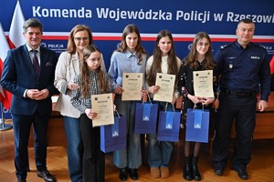 Uczestnicy konkursu oraz funkcjonariusze podczas wręczenia nagród