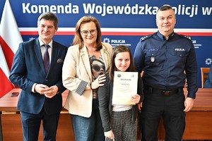 Uczestnicy konkursu oraz funkcjonariusze podczas wręczenia nagród