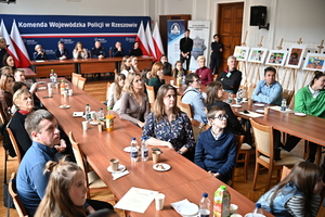 Uczestnicy konkursu oraz funkcjonariusze podczas wręczenia nagród