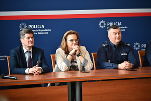 Uczestnicy konkursu oraz funkcjonariusze podczas wręczenia nagród