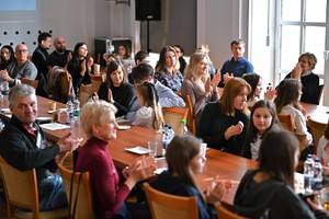 Uczestnicy konkursu oraz funkcjonariusze podczas wręczenia nagród