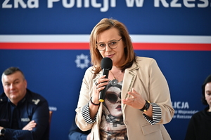 Uczestnicy konkursu oraz funkcjonariusze podczas wręczenia nagród