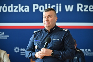 Uczestnicy konkursu oraz funkcjonariusze podczas wręczenia nagród