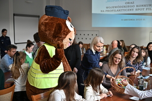 Uczestnicy konkursu oraz funkcjonariusze podczas wręczenia nagród