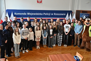 Uczestnicy konkursu oraz funkcjonariusze podczas wręczenia nagród