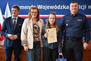 Uczestnicy oraz funkcjonariusze podczas rozdania nagród