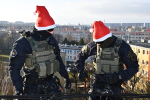 Policyjni kontrterroryści w roli pomocników Mikołaja