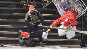 Policyjni kontrterroryści w roli pomocników Mikołaja