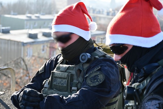 Policyjni kontrterroryści w roli pomocników Mikołaja