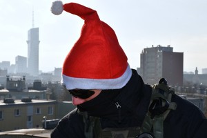 Policyjni kontrterroryści w roli pomocników Mikołaja