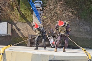 Policyjni kontrterroryści w roli pomocników Mikołaja