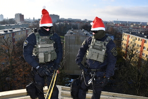 Policyjni kontrterroryści w roli pomocników Mikołaja