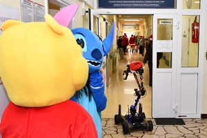 Policyjni kontrterroryści w roli pomocników Mikołaja