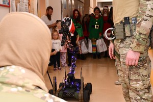 Policyjni kontrterroryści w roli pomocników Mikołaja