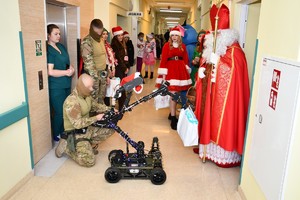 Policyjni kontrterroryści w roli pomocników Mikołaja
