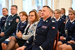 Policjantki, uczestnicy i zaproszeni goście podczas konferencji w Sali Kolumnowej Podkarpackiego Urzędu Wojewódzkiego.