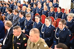 Policjantki, uczestnicy i zaproszeni goście podczas konferencji w Sali Kolumnowej Podkarpackiego Urzędu Wojewódzkiego.