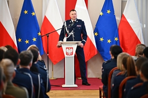 Policjantki, uczestnicy i zaproszeni goście podczas konferencji w Sali Kolumnowej Podkarpackiego Urzędu Wojewódzkiego.