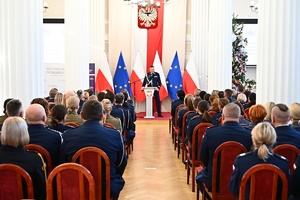 Policjantki, uczestnicy i zaproszeni goście podczas konferencji w Sali Kolumnowej Podkarpackiego Urzędu Wojewódzkiego.