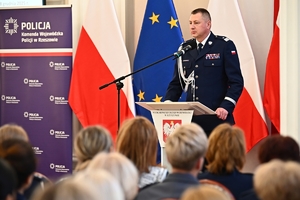 Policjantki, uczestnicy i zaproszeni goście podczas konferencji w Sali Kolumnowej Podkarpackiego Urzędu Wojewódzkiego.