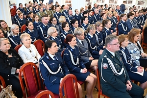 Policjantki, uczestnicy i zaproszeni goście podczas konferencji w Sali Kolumnowej Podkarpackiego Urzędu Wojewódzkiego.