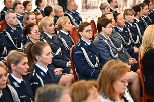 Policjantki, uczestnicy i zaproszeni goście podczas konferencji w Sali Kolumnowej Podkarpackiego Urzędu Wojewódzkiego.